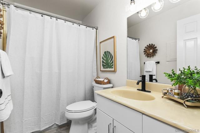 3985 Wabaska Dr, San Diego CA: https://media.crmls.org/mediaz/f8459d90-3df5-42d4-8eb4-40b01680c637.jpg