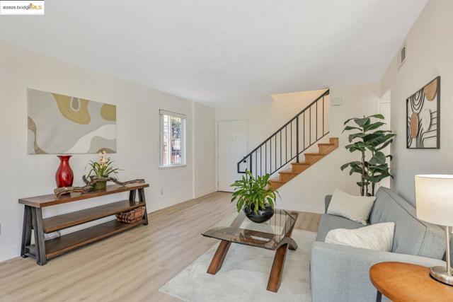 16 Town Sq PL, Oakland CA: https://media.crmls.org/mediaz/f8469990-797e-48bc-b8bb-361f1e02acc4.jpg