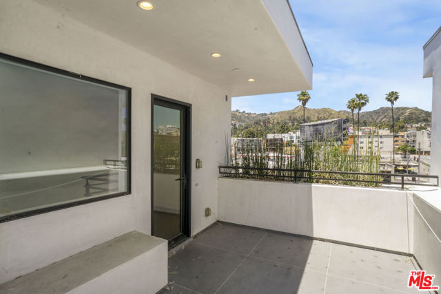 1445 1/4 N Martel Avenue, Los Angeles CA: https://media.crmls.org/mediaz/f848590a-3d53-41c5-84ae-e4150a16b300.jpg