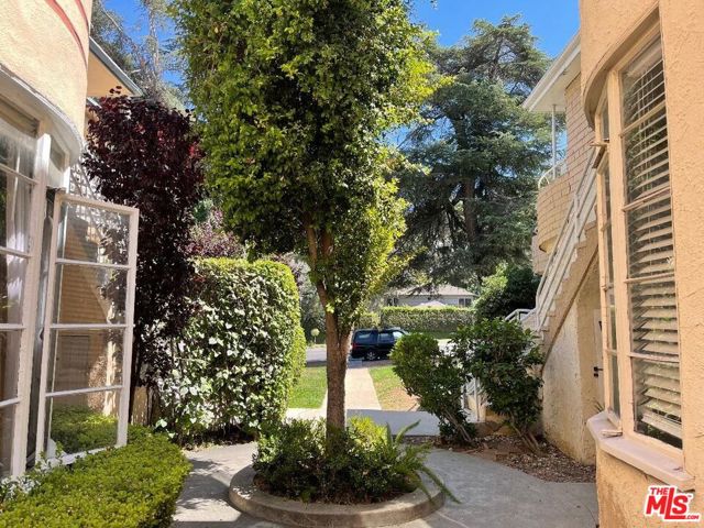 3757 Los Feliz Boulevard, Los Angeles CA: https://media.crmls.org/mediaz/f8486edc-684a-490f-8bf5-eb48f416bce7.jpg