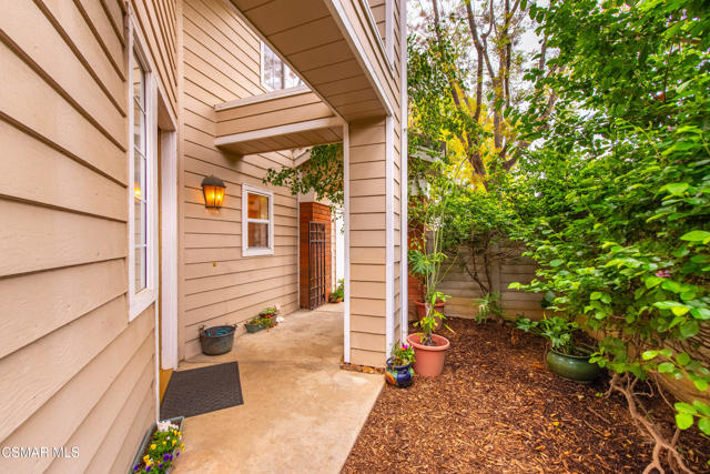 5748 Whispering Pines Circle, Westlake Village CA: https://media.crmls.org/mediaz/f848825e-ccbf-45bd-96d4-04f4c405099c.jpg