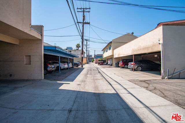 1124 San Rafael Avenue, Glendale CA: https://media.crmls.org/mediaz/f8492d9d-bf9e-4929-b072-ed0875d33f95.jpg