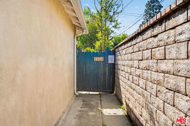 1314 Palms Boulevard, Venice CA: https://media.crmls.org/mediaz/f849aab0-04a7-4552-a965-2e1365e6333e.jpg