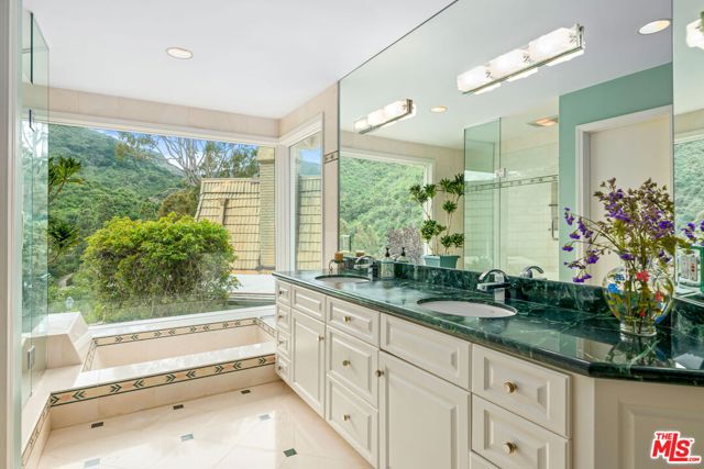 17152 Avenida De Santa Ynez, Pacific Palisades CA: https://media.crmls.org/mediaz/f849f7bb-8305-40c7-b541-c94f9b5e8883.jpg