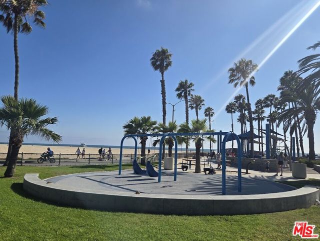428 Hill Street, Santa Monica CA: https://media.crmls.org/mediaz/f84a540c-bb8c-4dd8-bde0-8295633f62e4.jpg