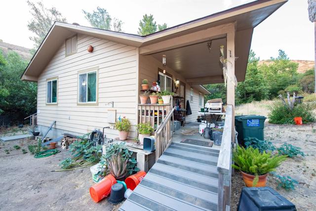 19360 Camino Vista Rd., Ramona CA: https://media.crmls.org/mediaz/f84b3281-6150-4be5-b38b-fe7260cf98ed.jpg