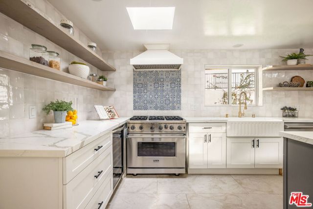 16733 Oak View Drive, Encino CA: https://media.crmls.org/mediaz/f84bb367-c9bd-425b-ac93-0a8c5d534cf3.jpg