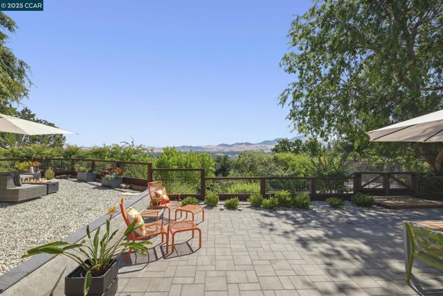 68 Terrace Rd, Walnut Creek CA: https://media.crmls.org/mediaz/f84c280a-5b85-4137-9076-366c4ec2dca0.jpg