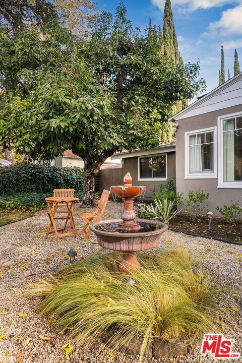 4538 Lemp Avenue, Studio City CA: https://media.crmls.org/mediaz/f84d3d47-969e-423c-a30b-8bb463677b7d.jpg