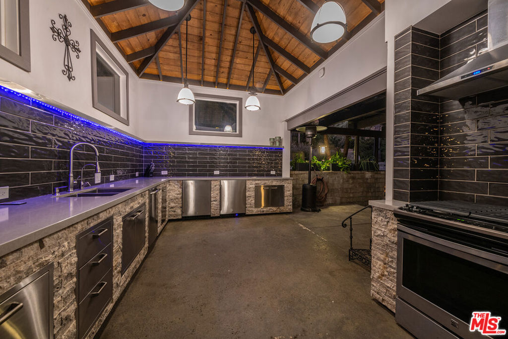 https://media.crmls.org/mediaz/f84d4b7c-ebba-443f-9abc-3cc1c75eafcf.jpg?preset=X-Large