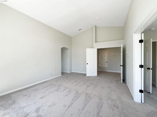 5214 Pavilion Ct, Fairfield CA: https://media.crmls.org/mediaz/f84d68ab-1053-43a2-89e0-bc973c9b3deb.jpg