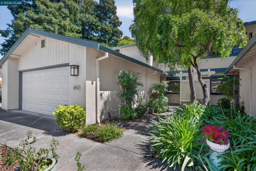 1892 London Dr