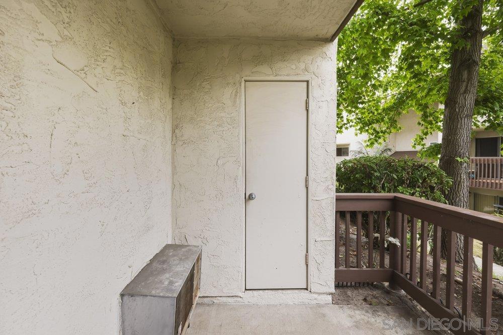 https://media.crmls.org/mediaz/f84d85da-7a00-4fe3-814e-899ba86e79d1.jpg?preset=X-Large
