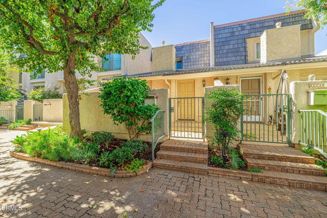 Detail Gallery Image 2 of 48 For 22239 1/4 Erwin St, Woodland Hills,  CA 91367 - 2 Beds | 2 Baths