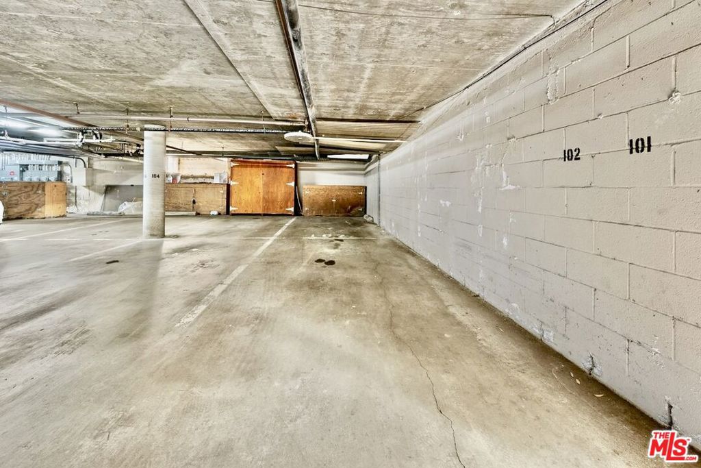 https://media.crmls.org/mediaz/f850765e-008f-470c-a89b-c1c7e9ee7267.jpg?preset=X-Large