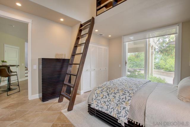 2537 Carriagedale Row, La Jolla CA: https://media.crmls.org/mediaz/f85197e7-e6fe-4600-be42-1e509f83e247.jpg
