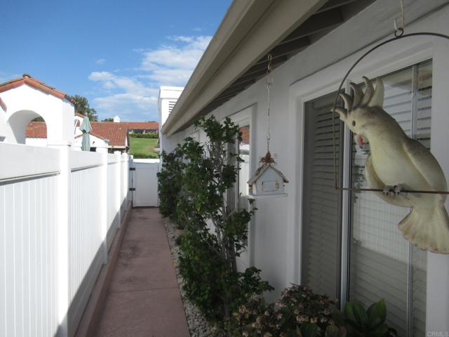 Detail Gallery Image 5 of 34 For 4707 Barcelona Way, Oceanside,  CA 92056 - 2 Beds | 2 Baths