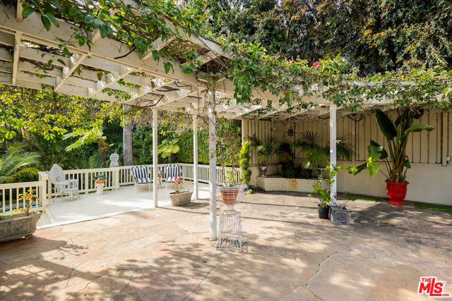 601 Woodruff Avenue, Los Angeles CA: https://media.crmls.org/mediaz/f85366a9-c2e5-4c87-a167-871b39fbe5e4.jpg