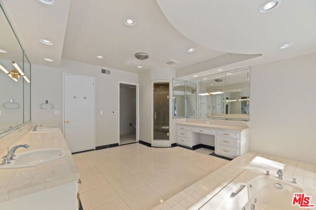 1860 Loma Vista Drive, Beverly Hills CA: https://media.crmls.org/mediaz/f8536887-d48f-4e83-b820-e3d26f54f98d.jpg
