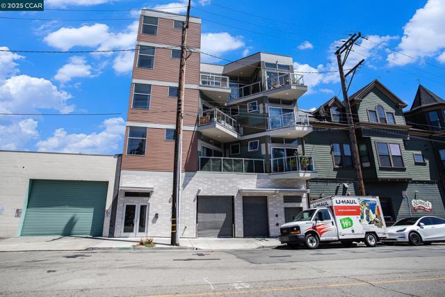 410 Webster St #1, Oakland CA: https://media.crmls.org/mediaz/f8542a05-fdd8-4249-ba4b-84d57e42cd17.jpg