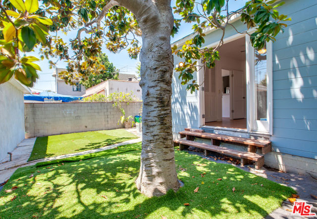848 MARCO Place, Venice CA: https://media.crmls.org/mediaz/f8544306-a611-4d1a-a11c-d6bef752c5df.jpg
