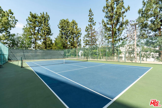 100 S Doheny Drive, Los Angeles CA: https://media.crmls.org/mediaz/f857c748-72ba-409e-a0a8-4c3b81ac5b99.jpg