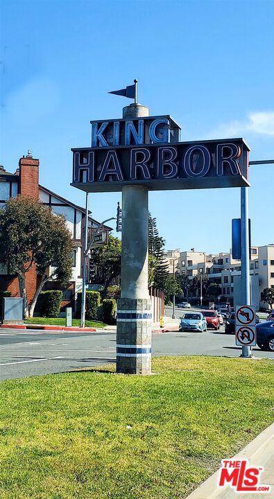 420 S Broadway, Redondo Beach CA: https://media.crmls.org/mediaz/f857e668-9bdc-488a-8557-4357044a3722.jpg