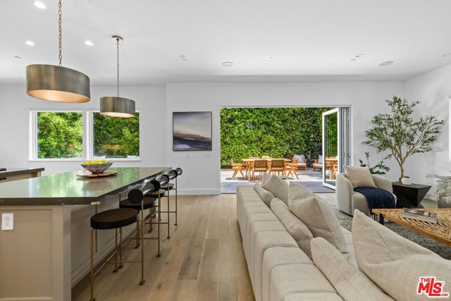 2590 Amherst Avenue, Los Angeles CA: https://media.crmls.org/mediaz/f859ed09-5908-4309-a0c8-6c193ec7c459.jpg