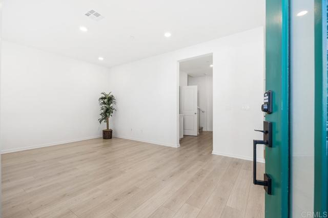 Detail Gallery Image 5 of 41 For 1047 Arrowood Trail, Vista,  CA 92081 - 3 Beds | 2/1 Baths