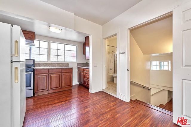 1147 S Mariposa Avenue, Los Angeles CA: https://media.crmls.org/mediaz/f85b6dc3-f45b-4c99-8ade-b746eebc2490.jpg