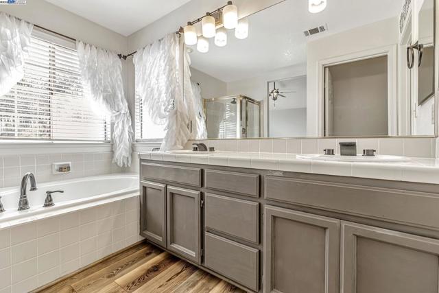 639 Eaker Ct, Antioch CA: https://media.crmls.org/mediaz/f85dbbeb-0ff7-4e4d-9403-e923fdf2498a.jpg