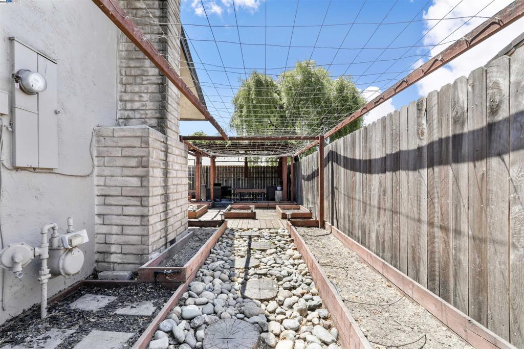 https://media.crmls.org/mediaz/f85e628c-8809-41ed-8d5e-2d7a2d456833.jpg?preset=X-Large