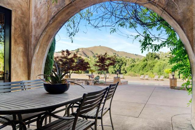 12220 Heritage Way, Gilroy CA: https://media.crmls.org/mediaz/f85f25d8-1899-4f56-af6b-87adefa30667.jpg
