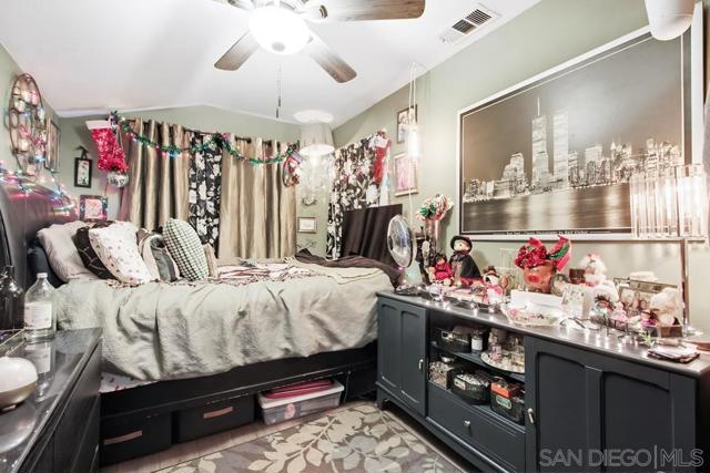 1654 LINWOOD, San Diego CA: https://media.crmls.org/mediaz/f85f4735-16be-4e6d-b2e6-f00f15277423.jpg