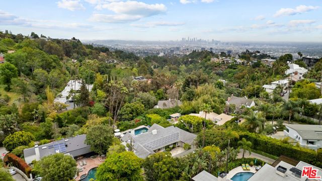 2660 Carman Crest Drive, Los Angeles CA: https://media.crmls.org/mediaz/f860b9ec-b9bb-4a74-ab22-9066f10986f1.jpg