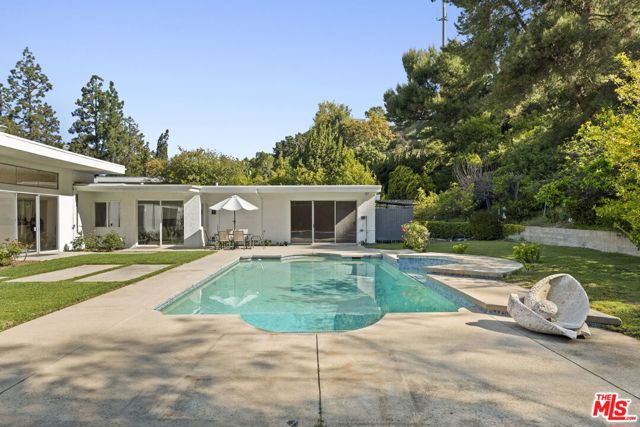 1860 Loma Vista Drive, Beverly Hills CA: https://media.crmls.org/mediaz/f860f05c-3464-4b12-bb5f-4894d92e9e1b.jpg