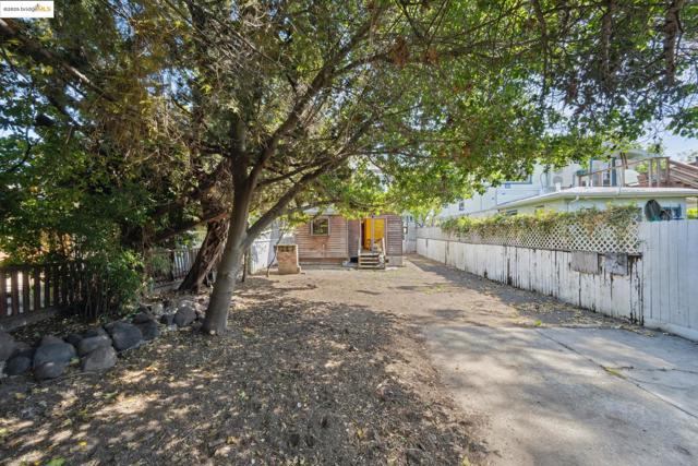 Image 43 of 47 For 2119 Derby St