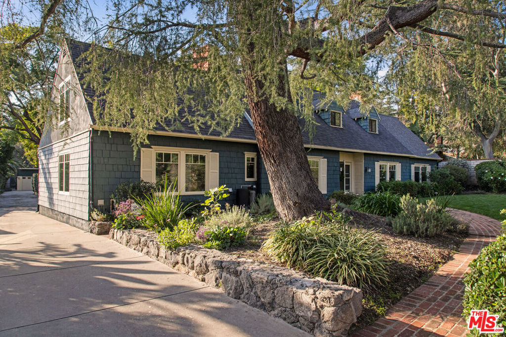 2555 N Altadena Drive
