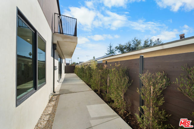 1688 N Sierra Bonita Avenue, Pasadena CA: https://media.crmls.org/mediaz/f866d171-98fd-41c3-b9ca-4ade34179de0.jpg