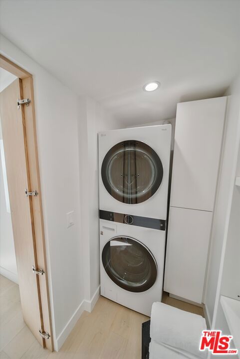 2021 Idaho Avenue, Santa Monica CA: https://media.crmls.org/mediaz/f866fb24-059e-4f7e-8634-67378baef9ef.jpg