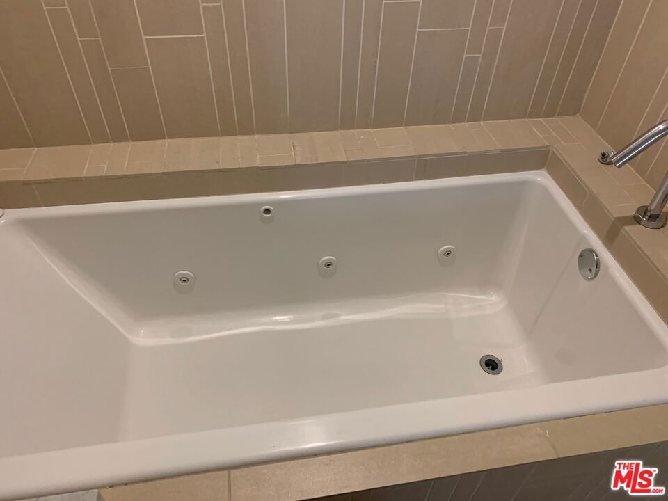 https://media.crmls.org/mediaz/f8687598-3bf9-4084-8d23-0d64ea6c21ee.jpg?preset=X-Large