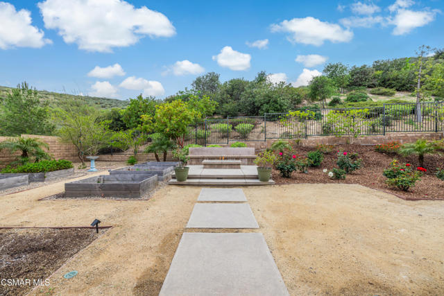 6923 Ridgemark Court, Moorpark CA: https://media.crmls.org/mediaz/f868c47e-7b9f-4d17-a75d-72789b055338.jpg