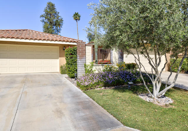 111 Juan Circle, Palm Desert CA: https://media.crmls.org/mediaz/f8694f14-19c7-408d-ab35-3d5088a167f0.jpg