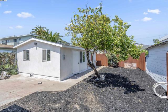5542 Harvey Ave, Oakland CA: https://media.crmls.org/mediaz/f8695fd4-b7f8-47e5-99f6-4d13f742a47e.jpg