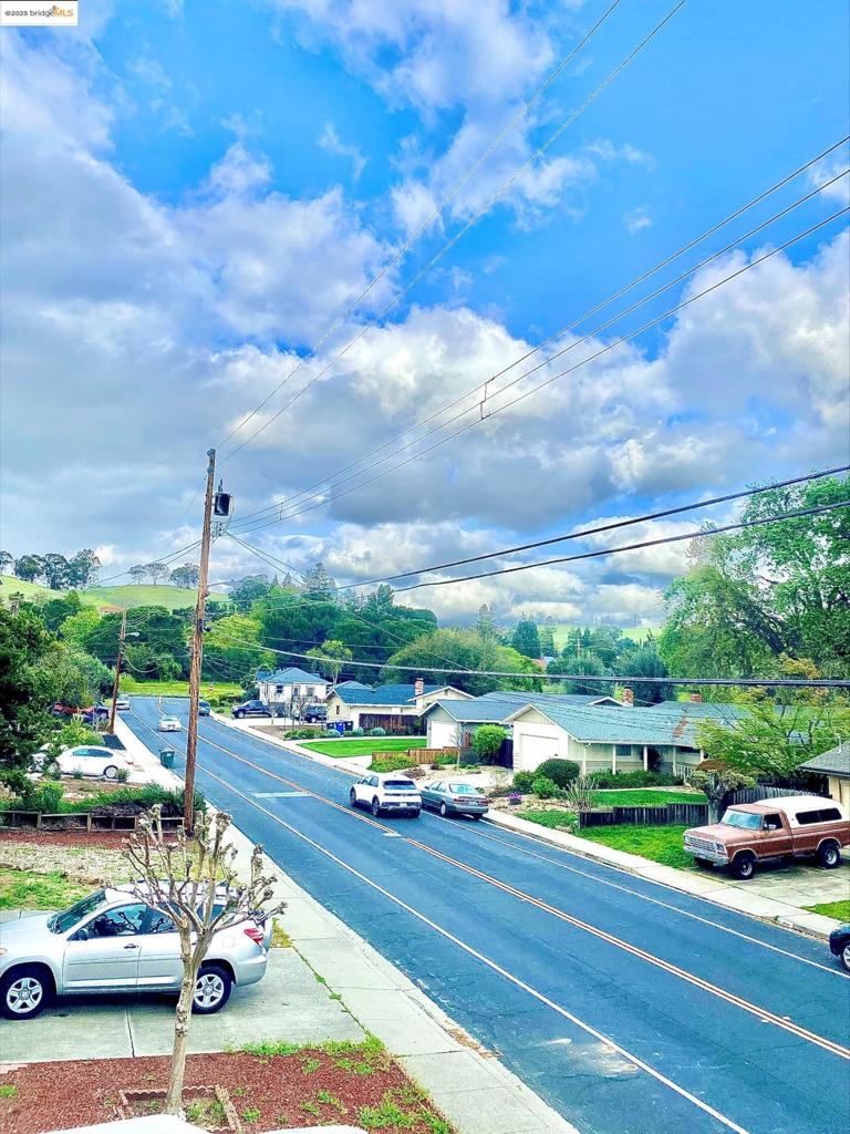 https://media.crmls.org/mediaz/f86a2ba5-0c5e-4f68-a869-70095e003b55.jpg?preset=X-Large