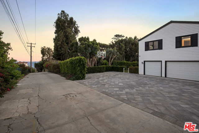 30362 Morning View Drive, Malibu CA: https://media.crmls.org/mediaz/f86a399d-9efe-45a2-85d9-df353e70d870.jpg