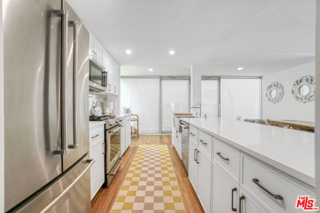657 Mildred Avenue, Venice CA: https://media.crmls.org/mediaz/f86ae971-6007-47eb-8274-b27bc3996f47.jpg