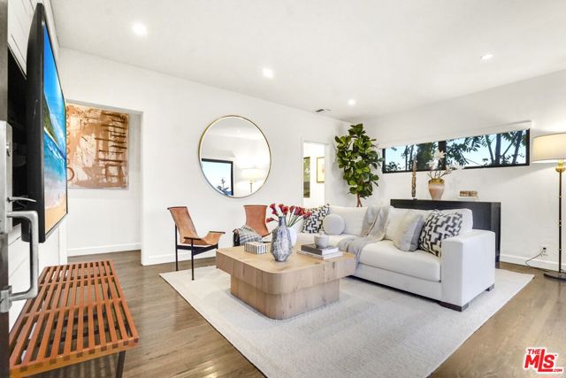 3838 Buena Park Drive, Studio City CA: https://media.crmls.org/mediaz/f86aee06-09ee-4db4-aa83-14c9e648e041.jpg