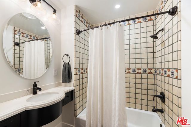 1225 S Cloverdale Avenue, Los Angeles CA: https://media.crmls.org/mediaz/f86b37a1-f3ed-4473-b344-95e708ba0f7c.jpg