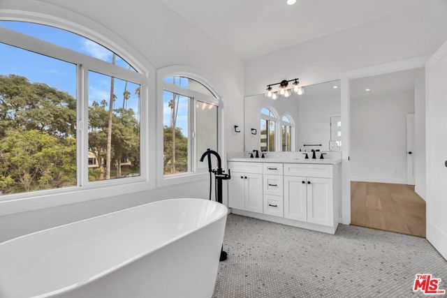 4308 Victoria Park Drive, Los Angeles CA: https://media.crmls.org/mediaz/f86bd970-e6a1-4103-9a13-4c25b721cc7d.jpg